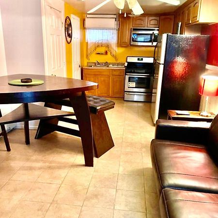 Large 3-Bedrooms/2-Bath Apt, One Block To Train ニューヨーク エクステリア 写真