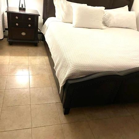 Large 3-Bedrooms/2-Bath Apt, One Block To Train ニューヨーク エクステリア 写真