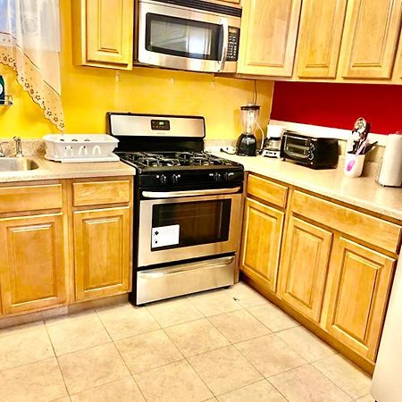 Large 3-Bedrooms/2-Bath Apt, One Block To Train ニューヨーク エクステリア 写真