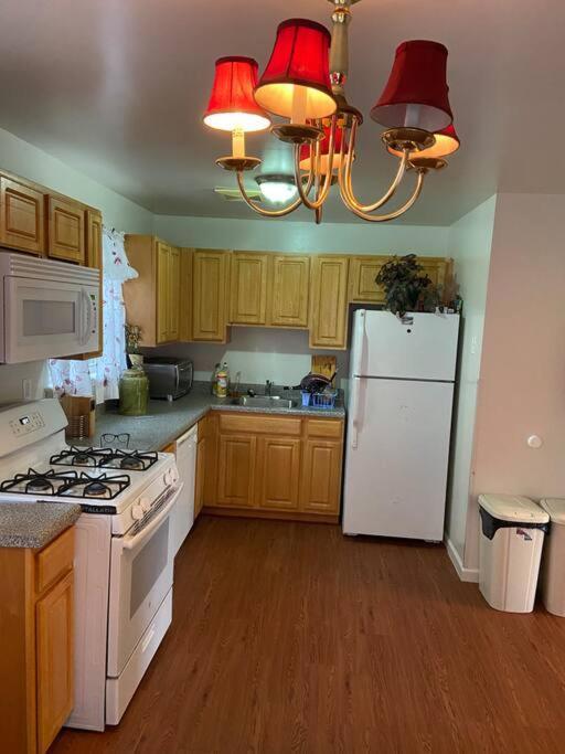 Large 3-Bedrooms/2-Bath Apt, One Block To Train ニューヨーク エクステリア 写真
