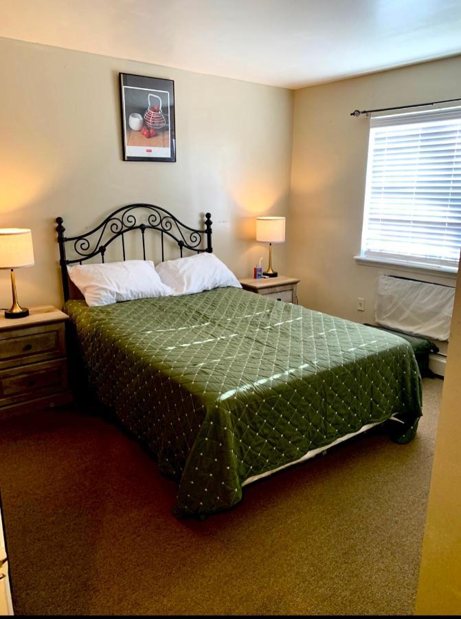 Large 3-Bedrooms/2-Bath Apt, One Block To Train ニューヨーク エクステリア 写真