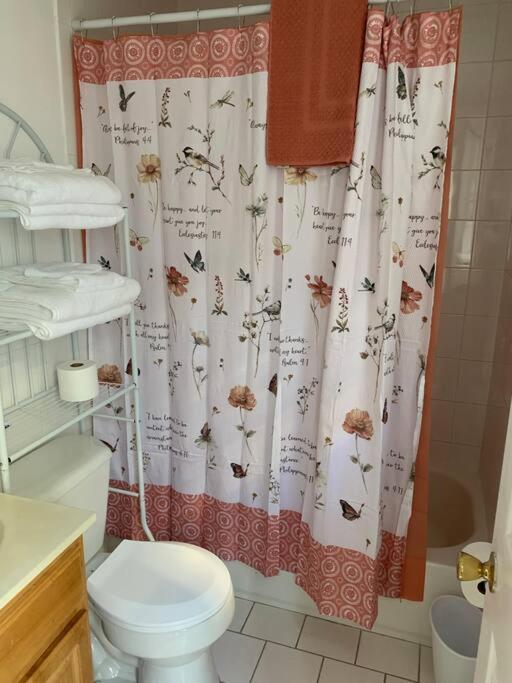 Large 3-Bedrooms/2-Bath Apt, One Block To Train ニューヨーク エクステリア 写真