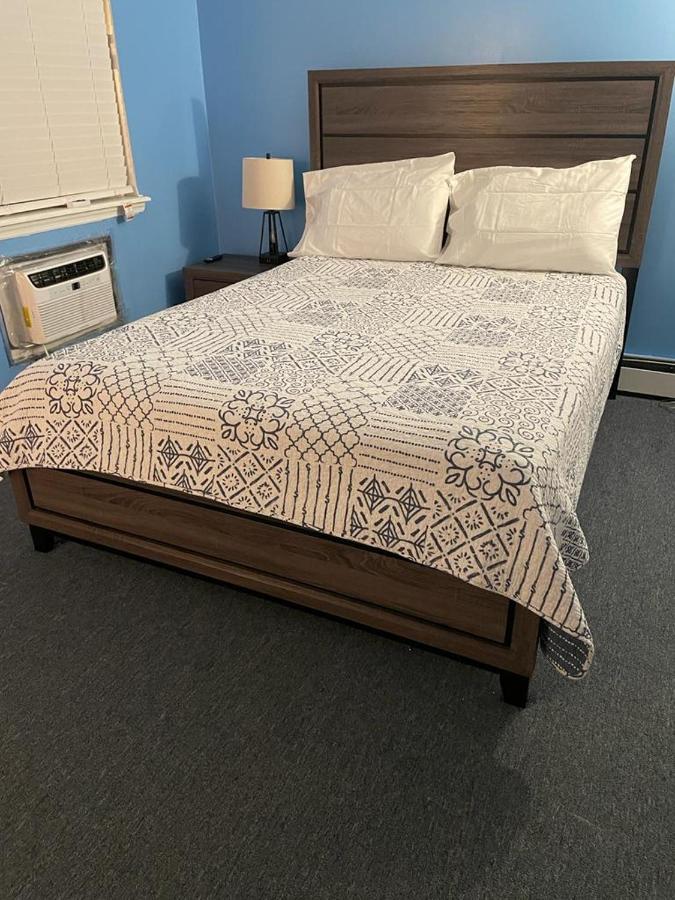 Large 3-Bedrooms/2-Bath Apt, One Block To Train ニューヨーク エクステリア 写真
