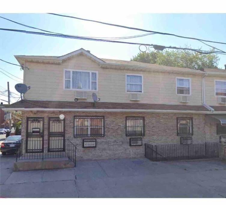 Large 3-Bedrooms/2-Bath Apt, One Block To Train ニューヨーク エクステリア 写真