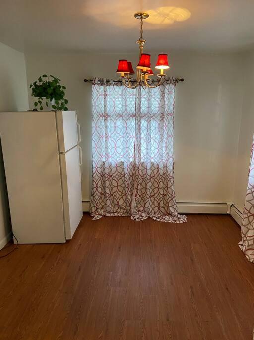 Large 3-Bedrooms/2-Bath Apt, One Block To Train ニューヨーク エクステリア 写真