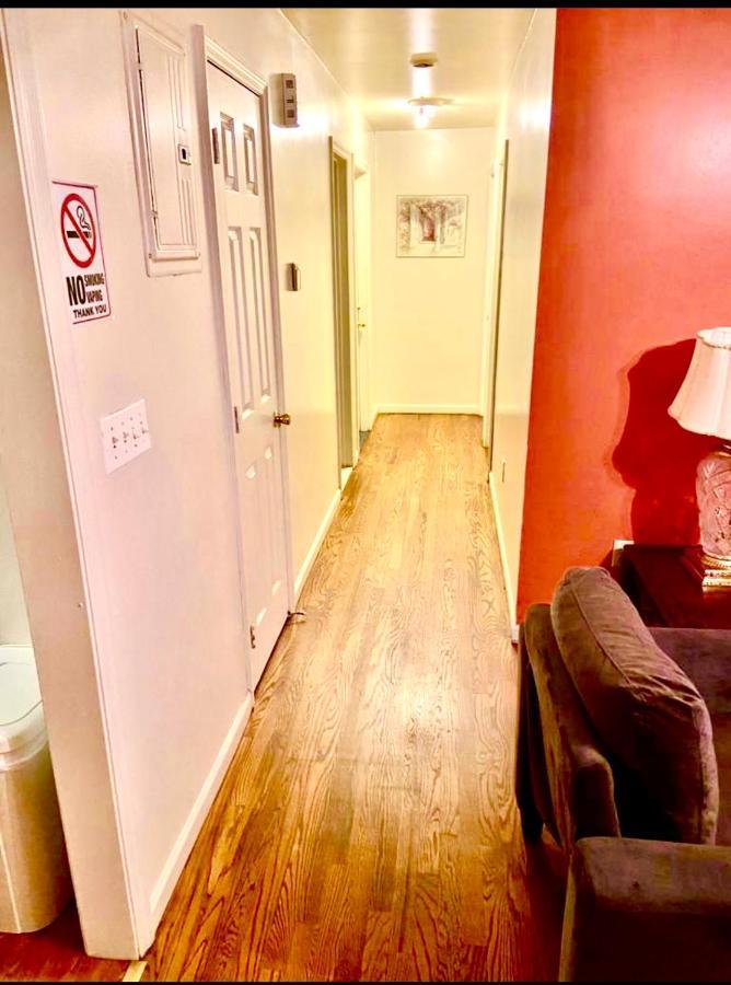 Large 3-Bedrooms/2-Bath Apt, One Block To Train ニューヨーク エクステリア 写真