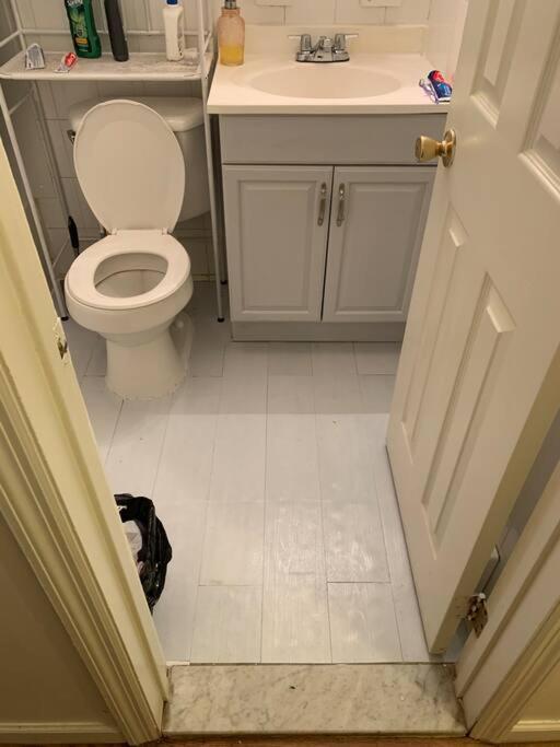 Large 3-Bedrooms/2-Bath Apt, One Block To Train ニューヨーク エクステリア 写真