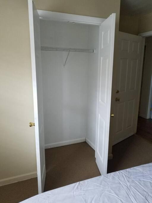 Large 3-Bedrooms/2-Bath Apt, One Block To Train ニューヨーク エクステリア 写真