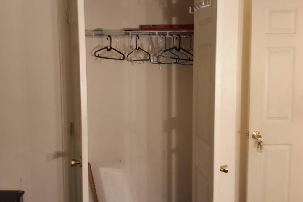 Large 3-Bedrooms/2-Bath Apt, One Block To Train ニューヨーク エクステリア 写真