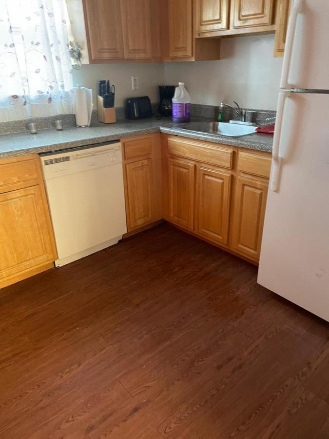 Large 3-Bedrooms/2-Bath Apt, One Block To Train ニューヨーク エクステリア 写真