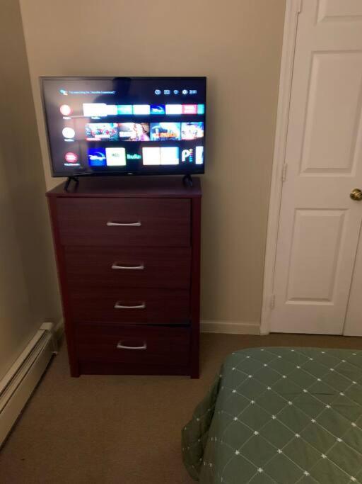 Large 3-Bedrooms/2-Bath Apt, One Block To Train ニューヨーク エクステリア 写真