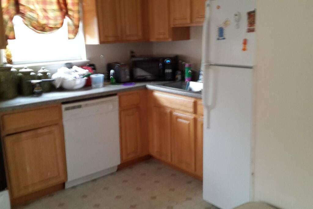 Large 3-Bedrooms/2-Bath Apt, One Block To Train ニューヨーク エクステリア 写真