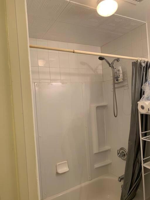 Large 3-Bedrooms/2-Bath Apt, One Block To Train ニューヨーク エクステリア 写真