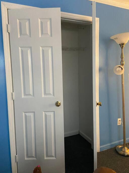 Large 3-Bedrooms/2-Bath Apt, One Block To Train ニューヨーク エクステリア 写真