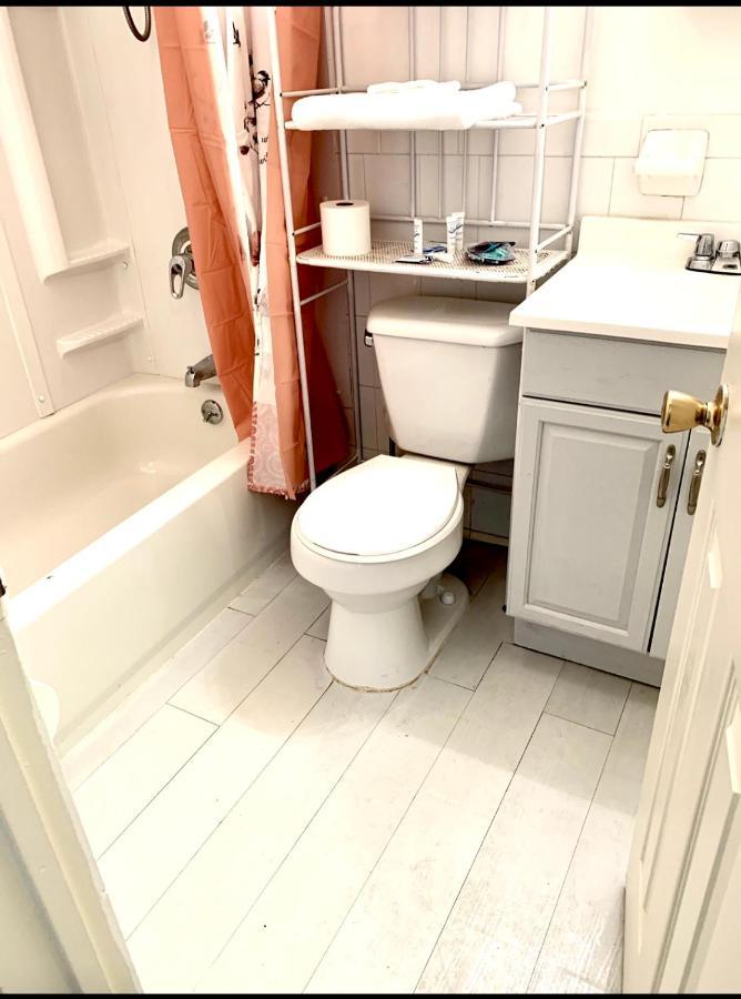 Large 3-Bedrooms/2-Bath Apt, One Block To Train ニューヨーク エクステリア 写真