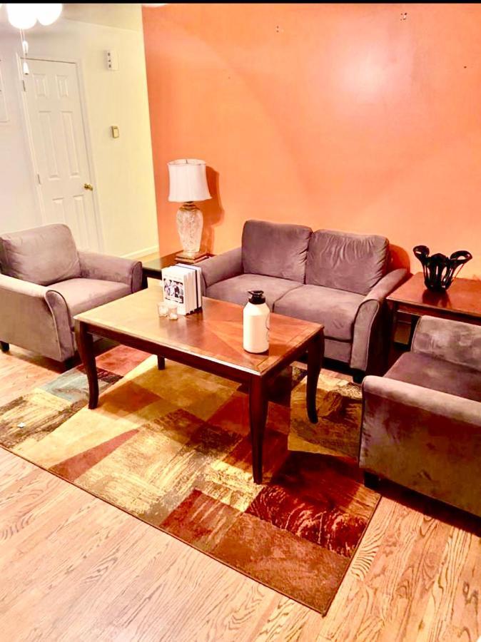 Large 3-Bedrooms/2-Bath Apt, One Block To Train ニューヨーク エクステリア 写真