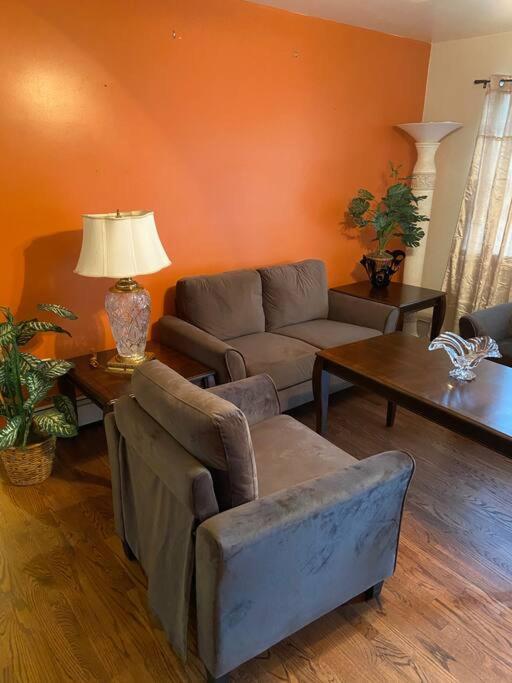 Large 3-Bedrooms/2-Bath Apt, One Block To Train ニューヨーク エクステリア 写真