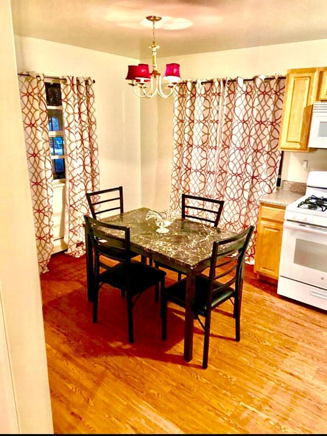 Large 3-Bedrooms/2-Bath Apt, One Block To Train ニューヨーク エクステリア 写真
