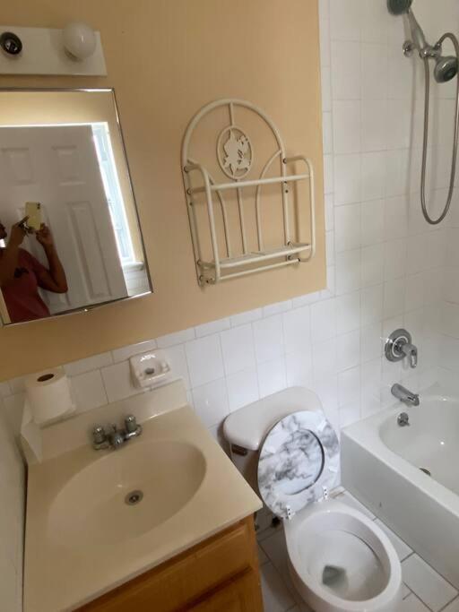 Large 3-Bedrooms/2-Bath Apt, One Block To Train ニューヨーク エクステリア 写真
