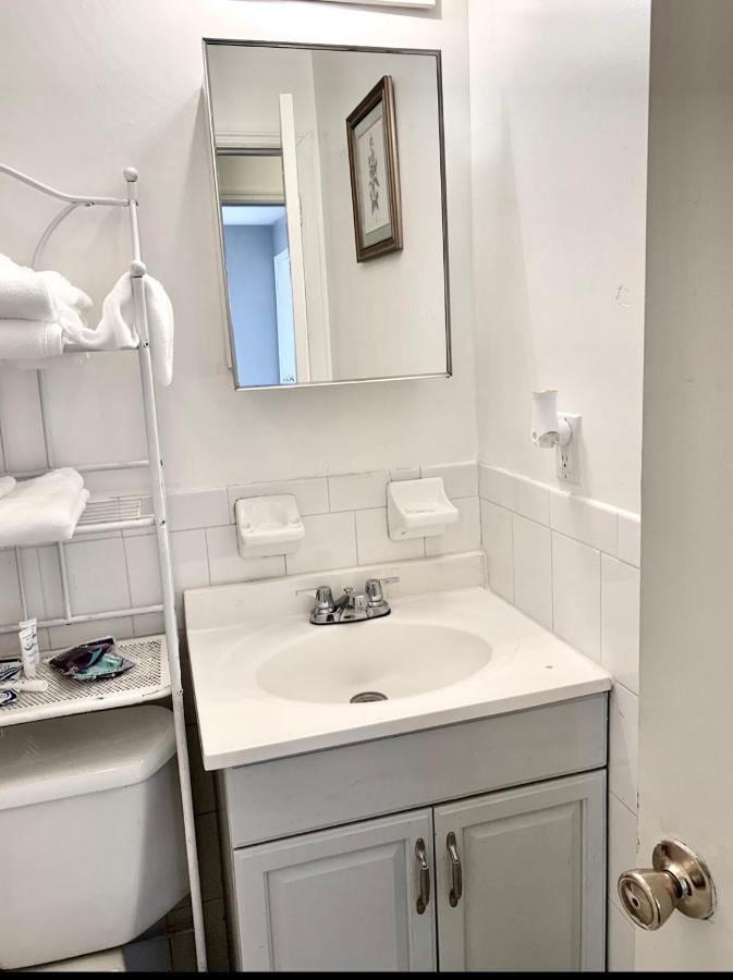 Large 3-Bedrooms/2-Bath Apt, One Block To Train ニューヨーク エクステリア 写真