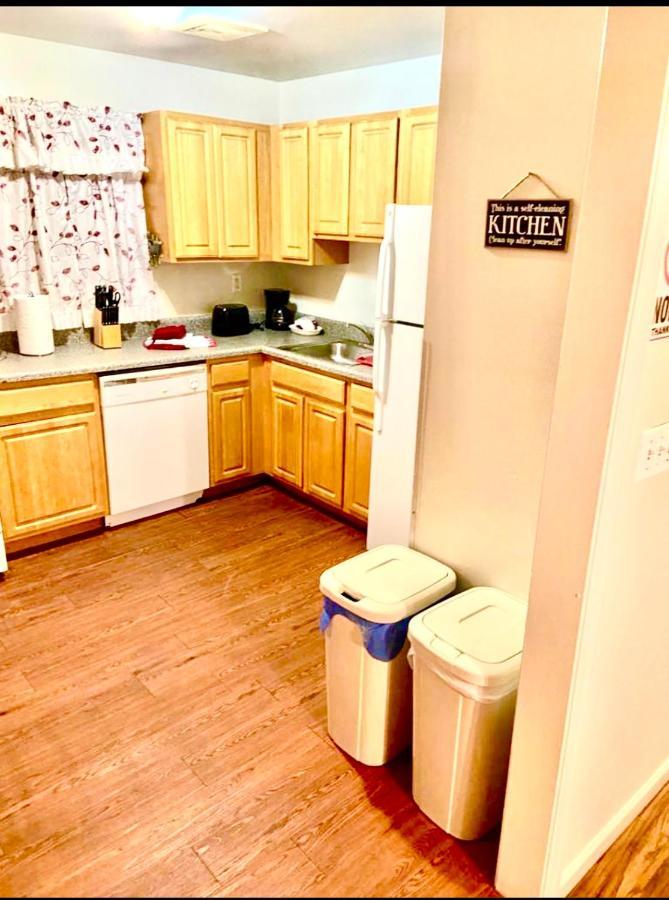 Large 3-Bedrooms/2-Bath Apt, One Block To Train ニューヨーク エクステリア 写真