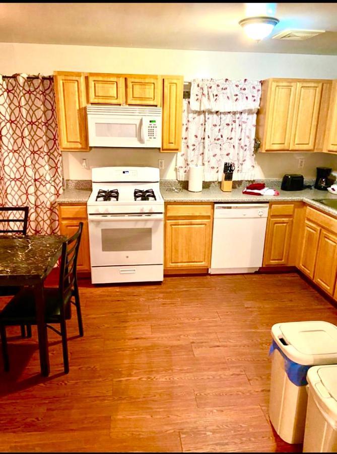 Large 3-Bedrooms/2-Bath Apt, One Block To Train ニューヨーク エクステリア 写真