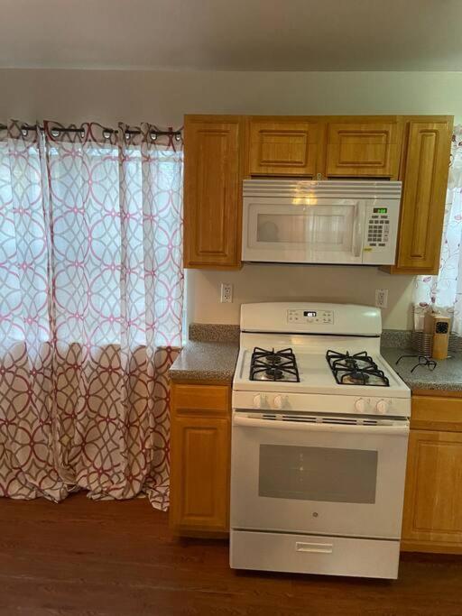 Large 3-Bedrooms/2-Bath Apt, One Block To Train ニューヨーク エクステリア 写真
