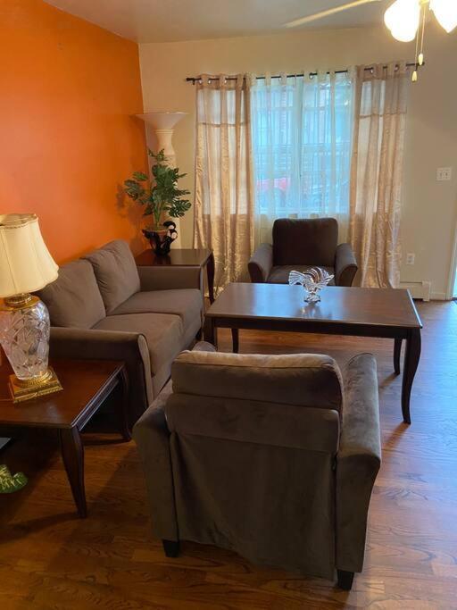Large 3-Bedrooms/2-Bath Apt, One Block To Train ニューヨーク エクステリア 写真
