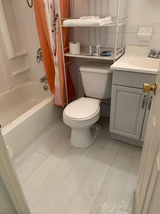 Large 3-Bedrooms/2-Bath Apt, One Block To Train ニューヨーク エクステリア 写真