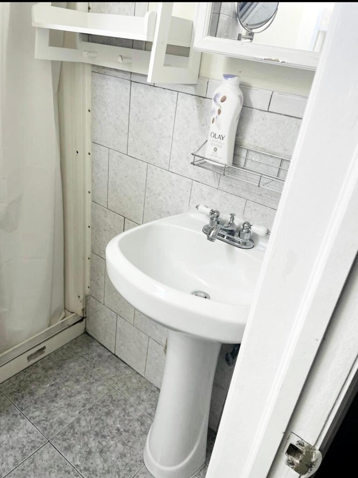 Large 3-Bedrooms/2-Bath Apt, One Block To Train ニューヨーク エクステリア 写真