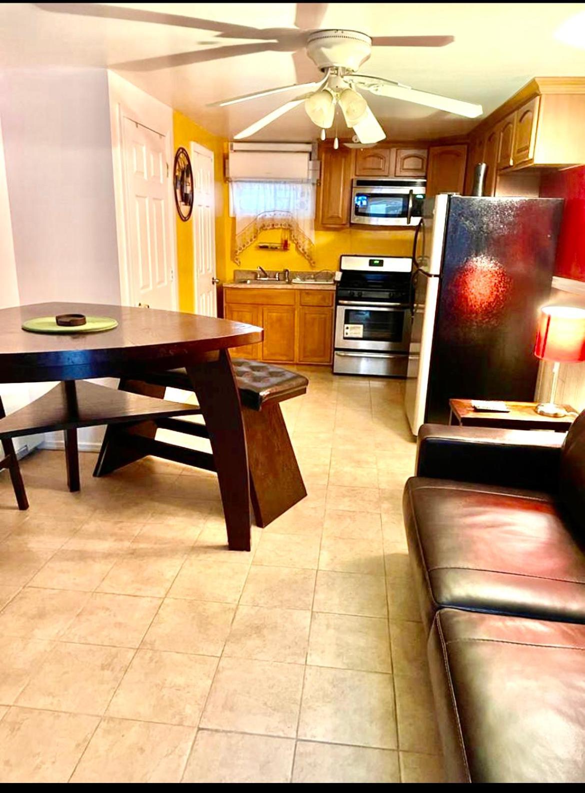 Large 3-Bedrooms/2-Bath Apt, One Block To Train ニューヨーク エクステリア 写真