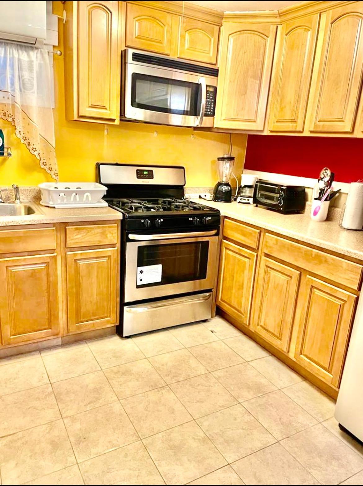 Large 3-Bedrooms/2-Bath Apt, One Block To Train ニューヨーク エクステリア 写真